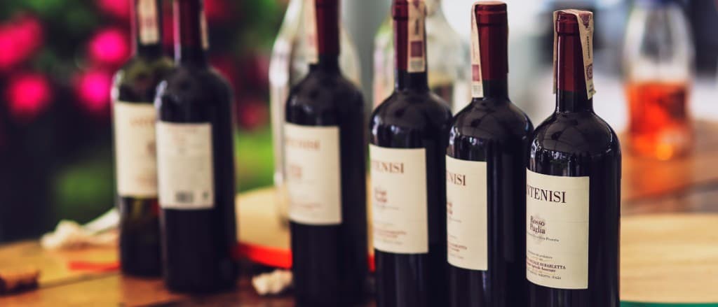 Bouteilles de vin italien en cave professionnelle
